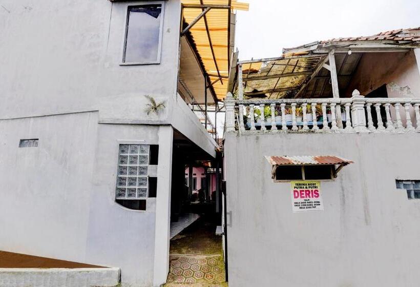 ホテル Spot On 90701 Kost Syariah Deris