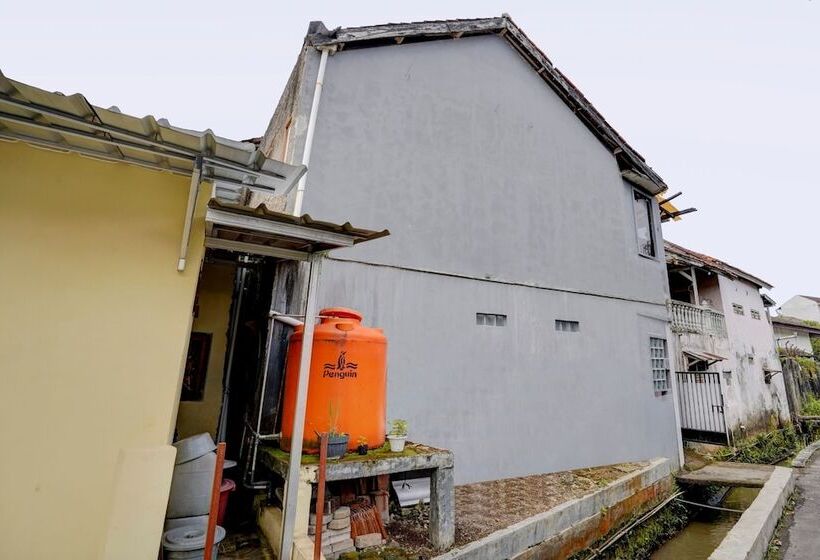 ホテル Spot On 90701 Kost Syariah Deris