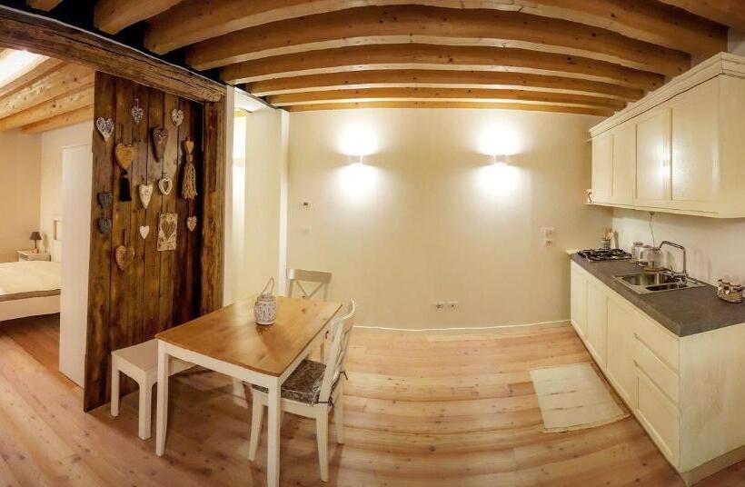 تختخواب و صبحانه Pie Castello