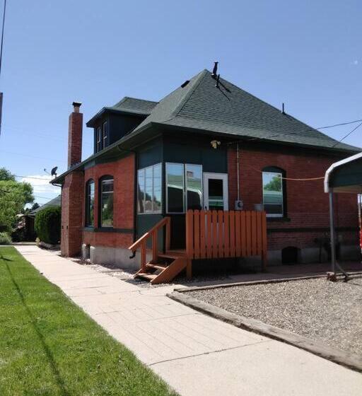 Bed and Breakfast Quiet Full Size Bed Close To Town 420 Friendly
