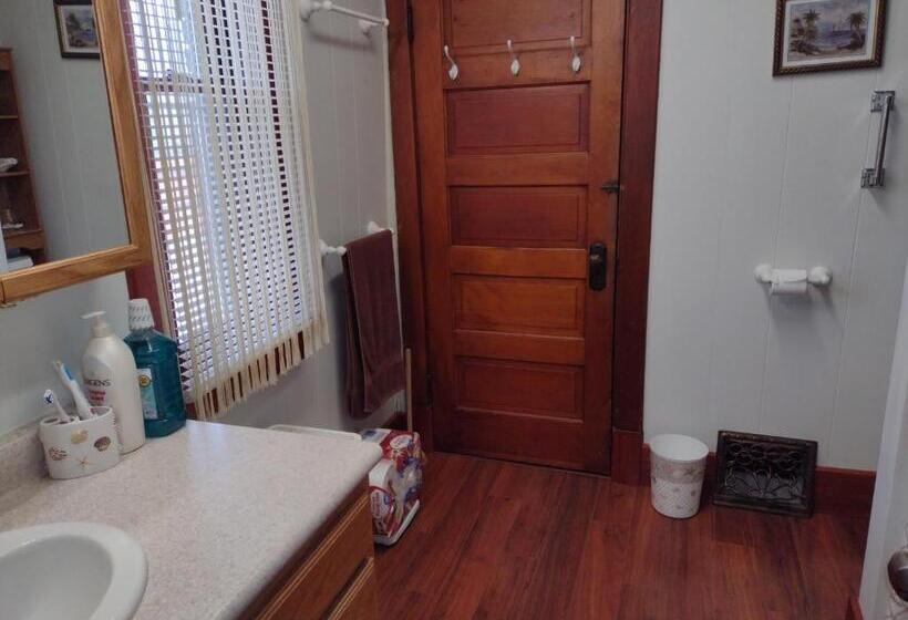 Bed and Breakfast Quiet Full Size Bed Close To Town 420 Friendly
