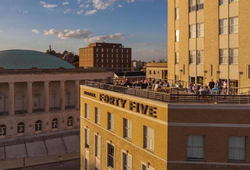 בית מלון כפרי Forty Five, Macon, A Tribute Portfolio