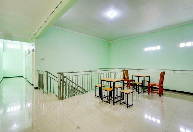 酒店 Capital O 90709 Djati Guest House