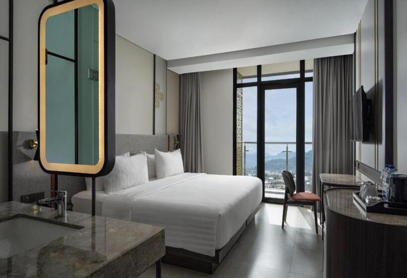 Отель Santika Premiere Padang