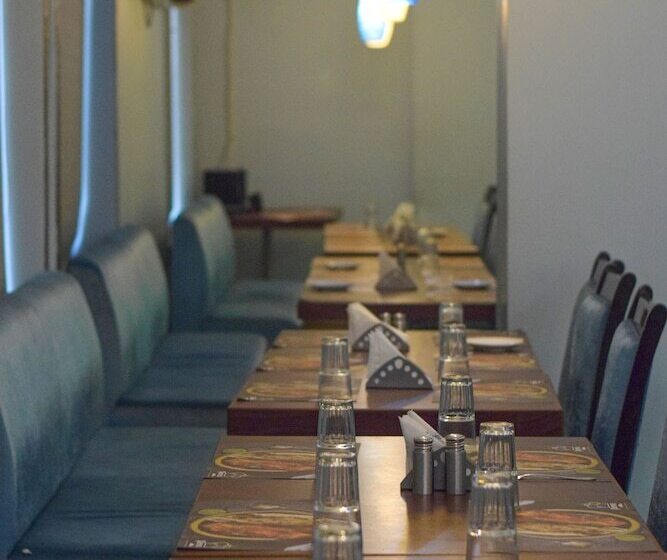 בית מלון כפרי Seasons Inn