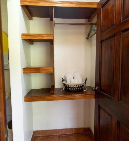 فندق Heliconia Island