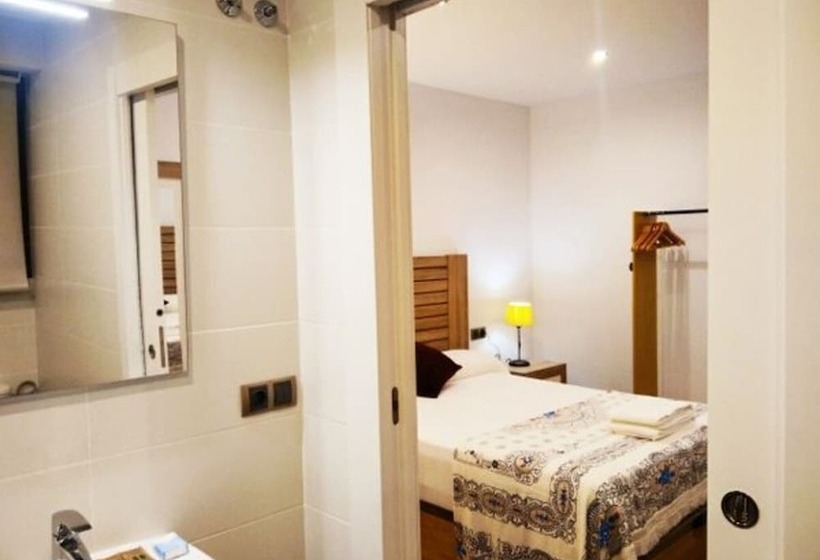 Apartamentos & Casa Rural Boada Con Jardin Interior Y Barbacoa