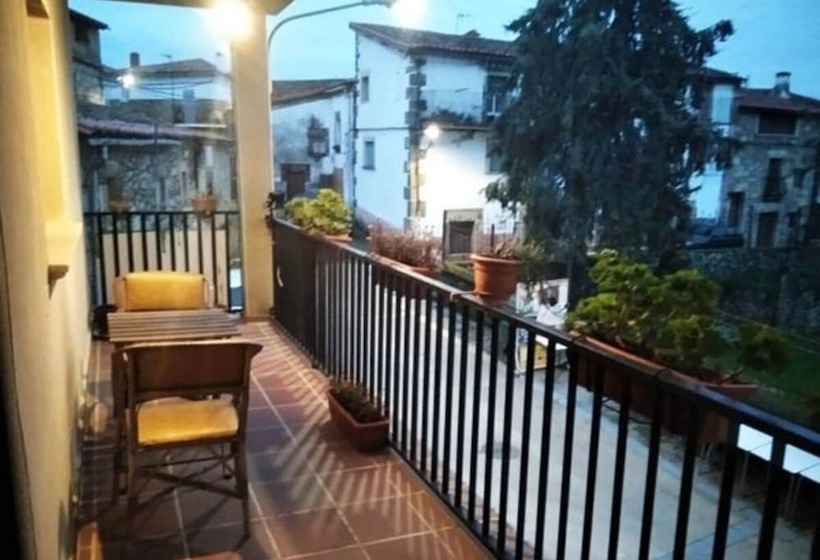 Apartamentos & Casa Rural Boada Con Jardin Interior Y Barbacoa