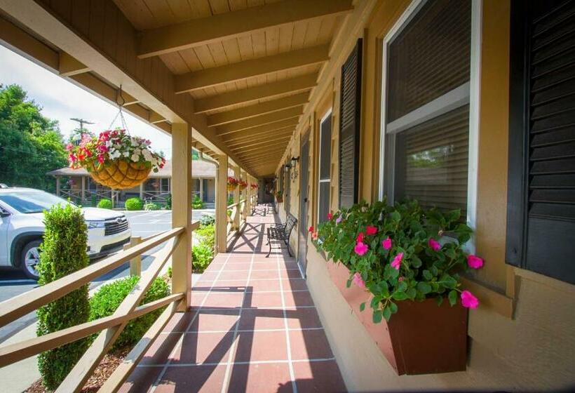 호스텔 Mountainaire Inn And Log Cabins