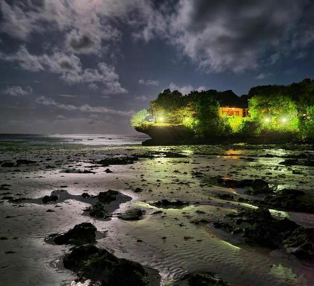 فندق Karibu Beach Resort