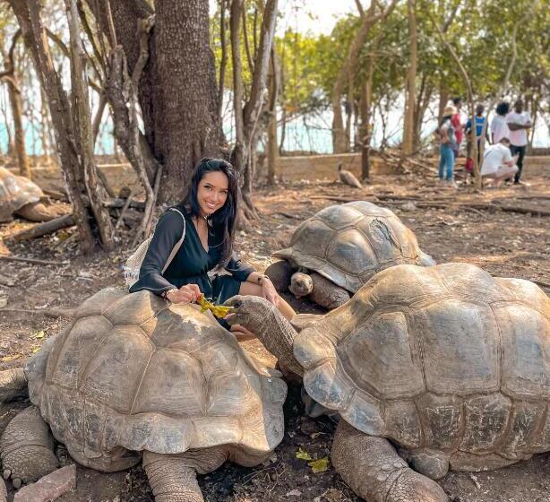 فندق Karibu Beach Resort