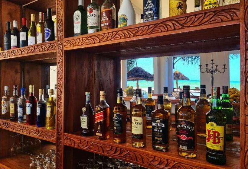 בית מלון כפרי Karibu Beach Resort