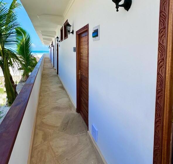 فندق Karibu Beach Resort