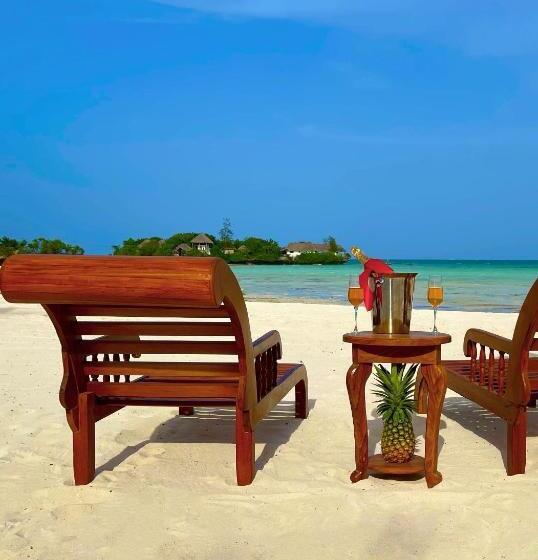 בית מלון כפרי Karibu Beach Resort