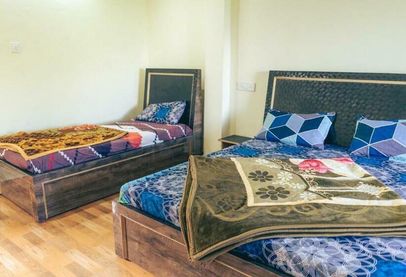 בית מלון כפרי Midway Restaurants & Guest House