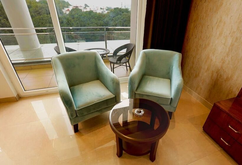 בית מלון כפרי The Emerald Grand