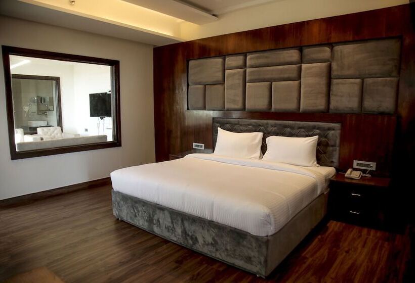 בית מלון כפרי The Emerald Grand