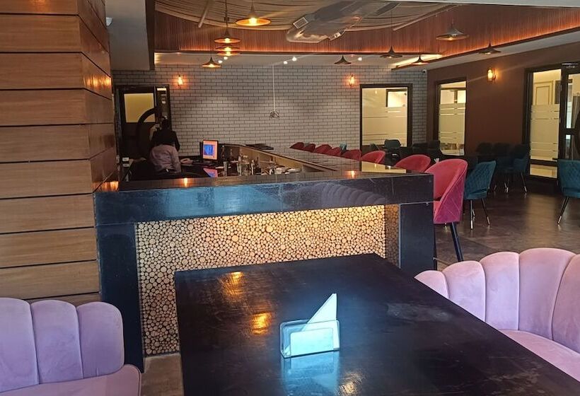 בית מלון כפרי The Emerald Grand