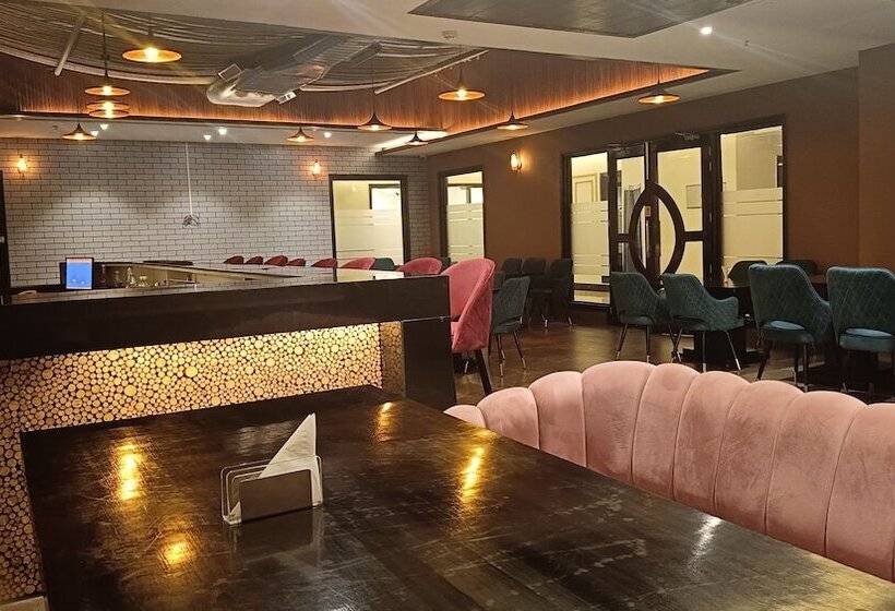 בית מלון כפרי The Emerald Grand