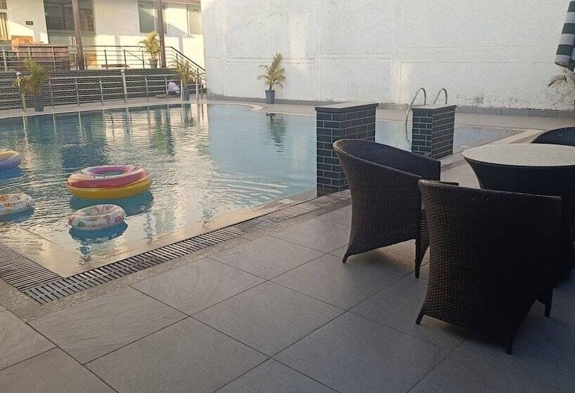 בית מלון כפרי The Emerald Grand