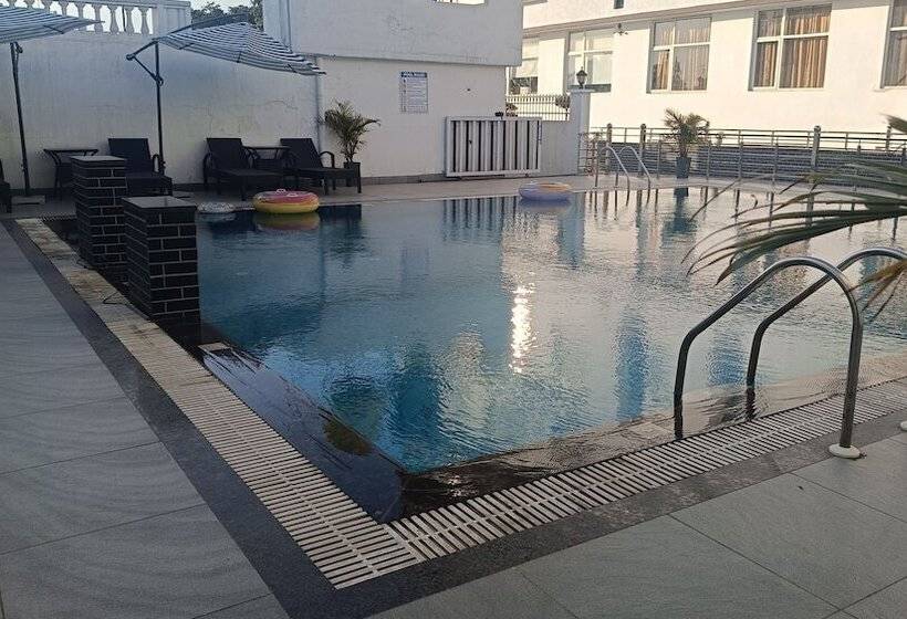 בית מלון כפרי The Emerald Grand