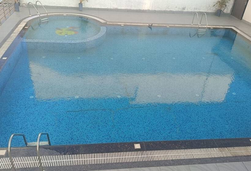 בית מלון כפרי The Emerald Grand