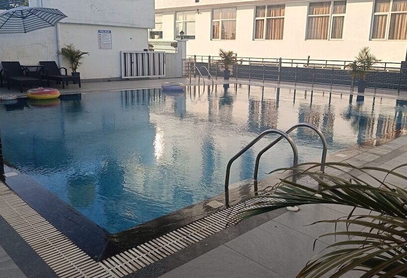 בית מלון כפרי The Emerald Grand