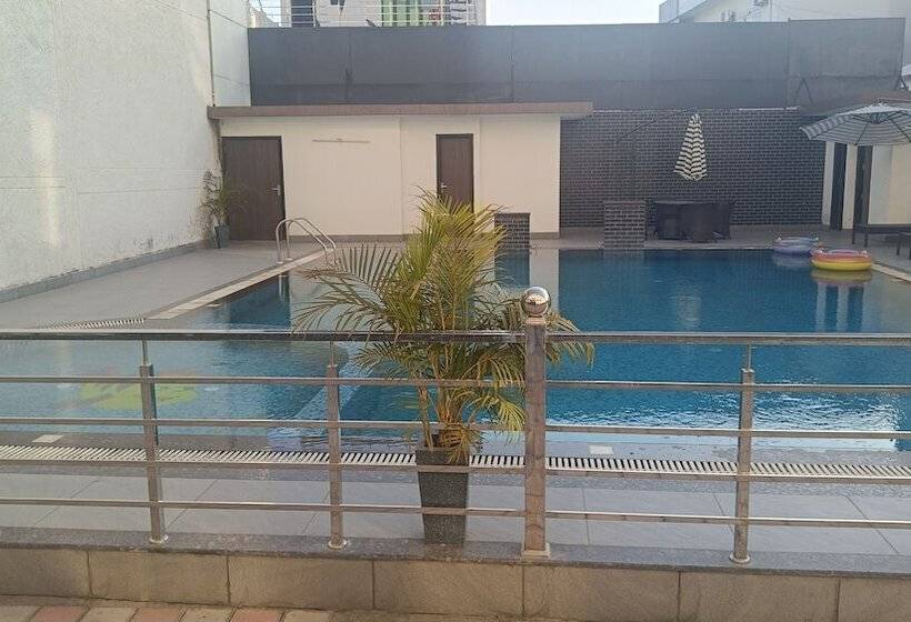 בית מלון כפרי The Emerald Grand