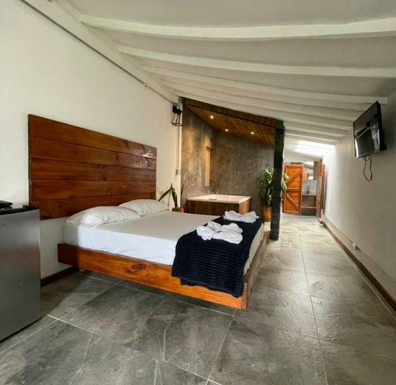 בית מלון כפרי All Natural Glamping