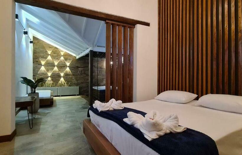 בית מלון כפרי All Natural Glamping