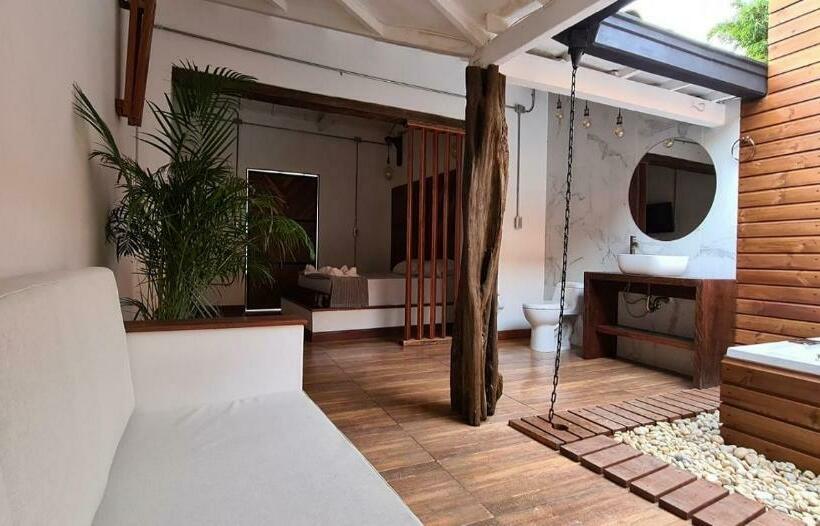 בית מלון כפרי All Natural Glamping