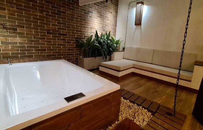 בית מלון כפרי All Natural Glamping