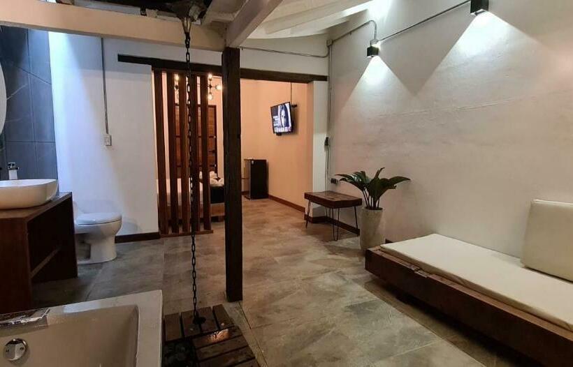 בית מלון כפרי All Natural Glamping