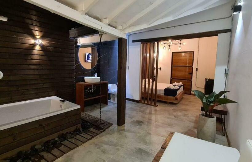 בית מלון כפרי All Natural Glamping