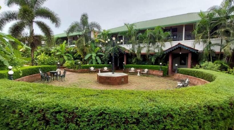 בית מלון כפרי Chira Meadows Ecoresort, Dapoli