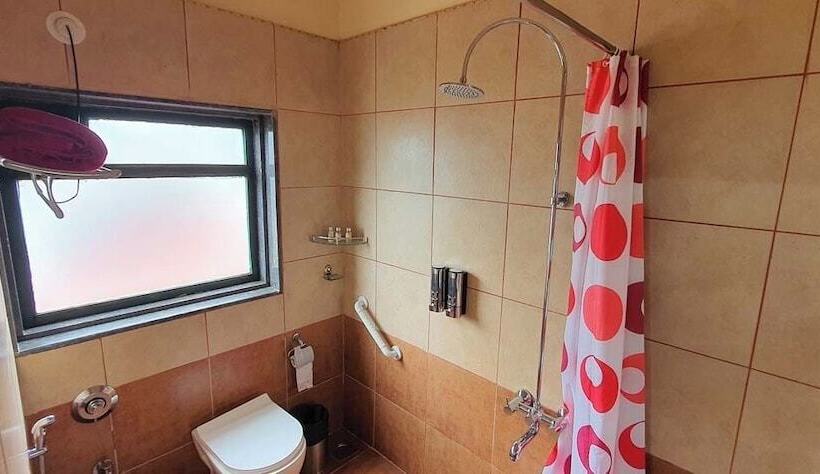 בית מלון כפרי Chira Meadows Ecoresort, Dapoli