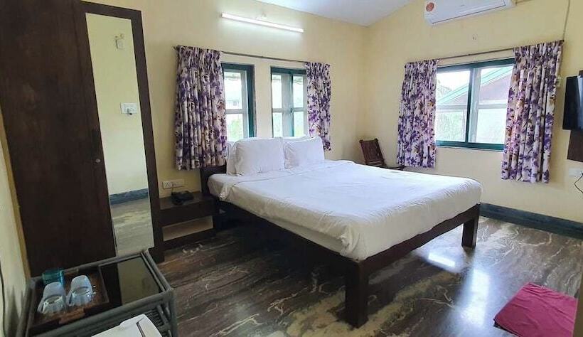 בית מלון כפרי Chira Meadows Ecoresort, Dapoli