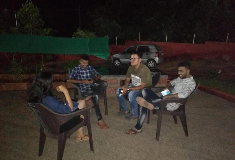 הוסטל Pinacle Inn