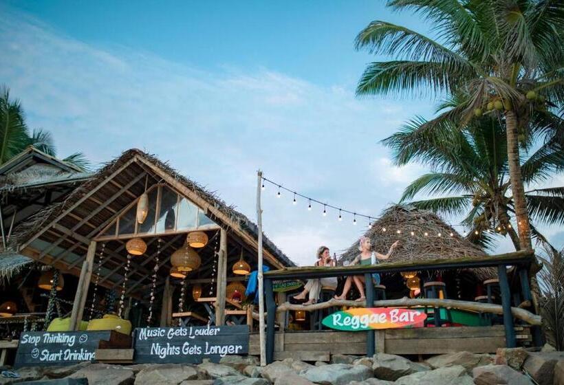 Backpack Beach Hostel & Reggae Bar