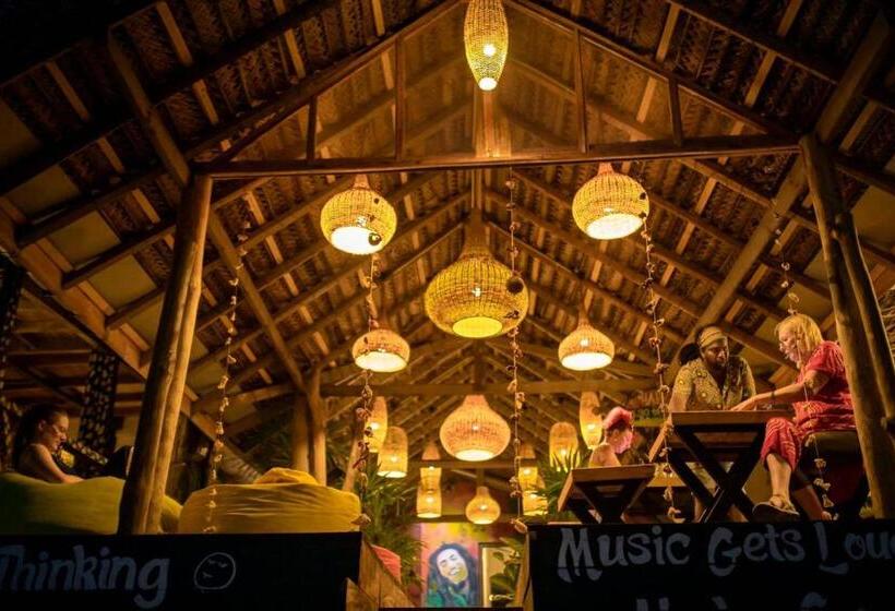 Backpack Beach Hostel & Reggae Bar