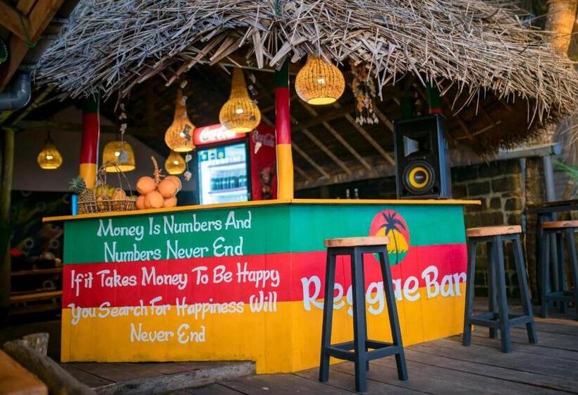 Backpack Beach Hostel & Reggae Bar