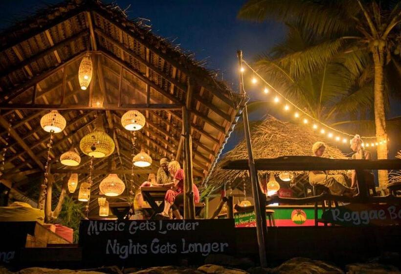 Backpack Beach Hostel & Reggae Bar