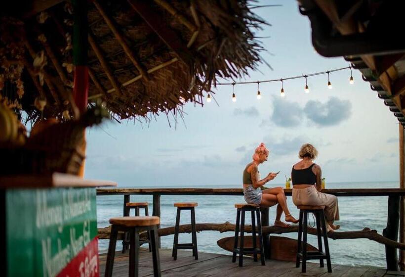 Backpack Beach Hostel & Reggae Bar