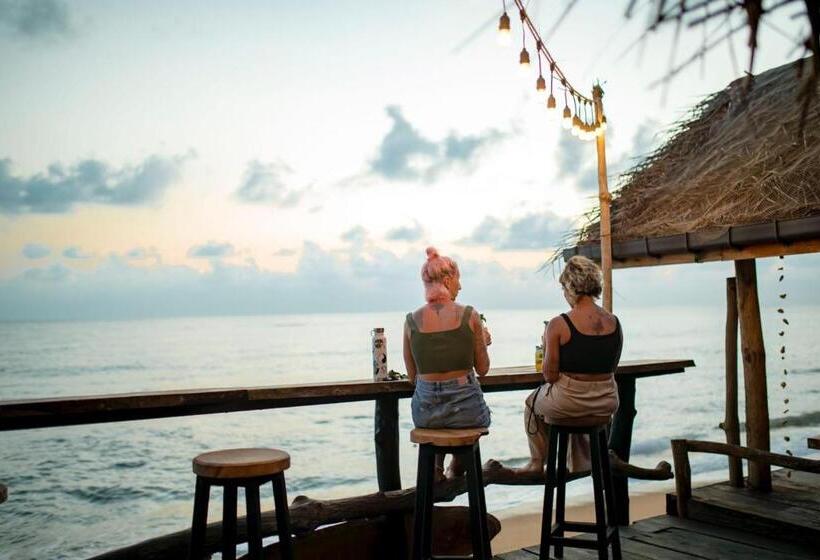 Backpack Beach Hostel & Reggae Bar