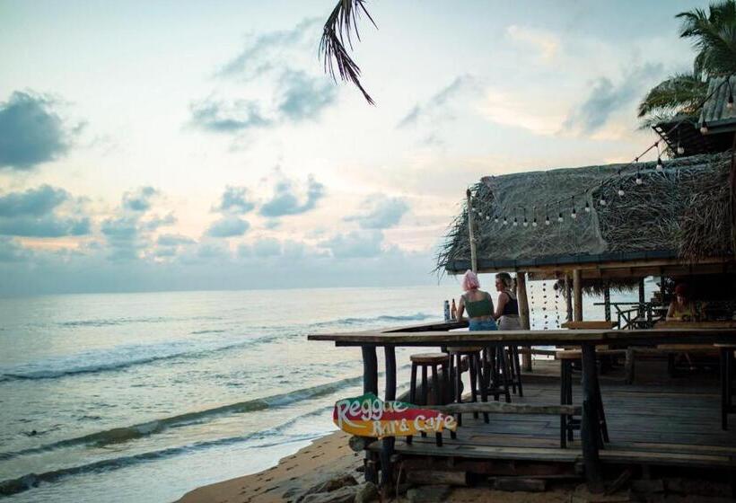 Backpack Beach Hostel & Reggae Bar