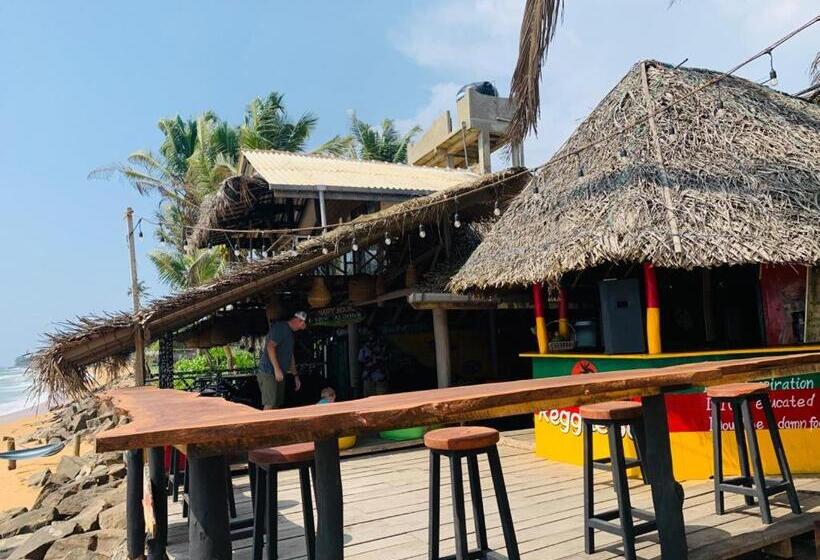 Backpack Beach Hostel & Reggae Bar