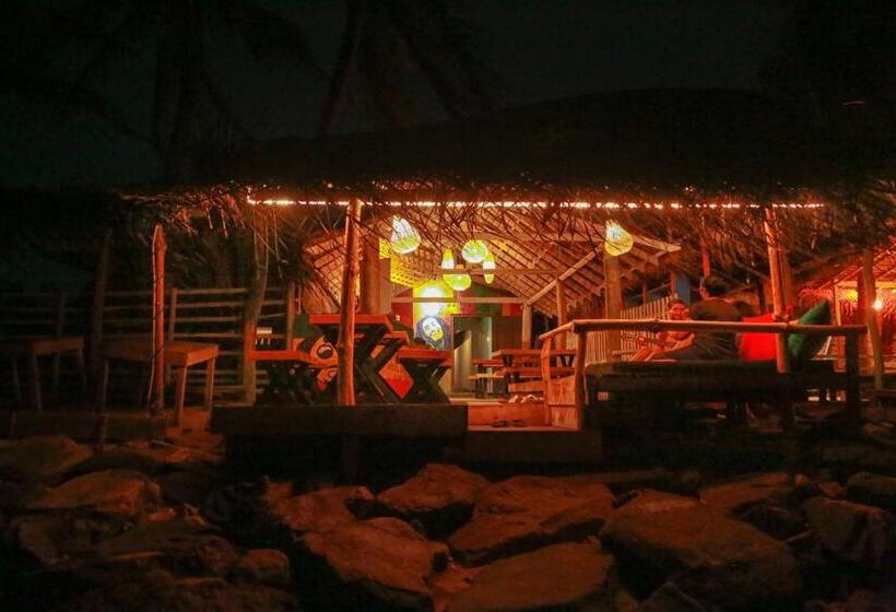 Backpack Beach Hostel & Reggae Bar