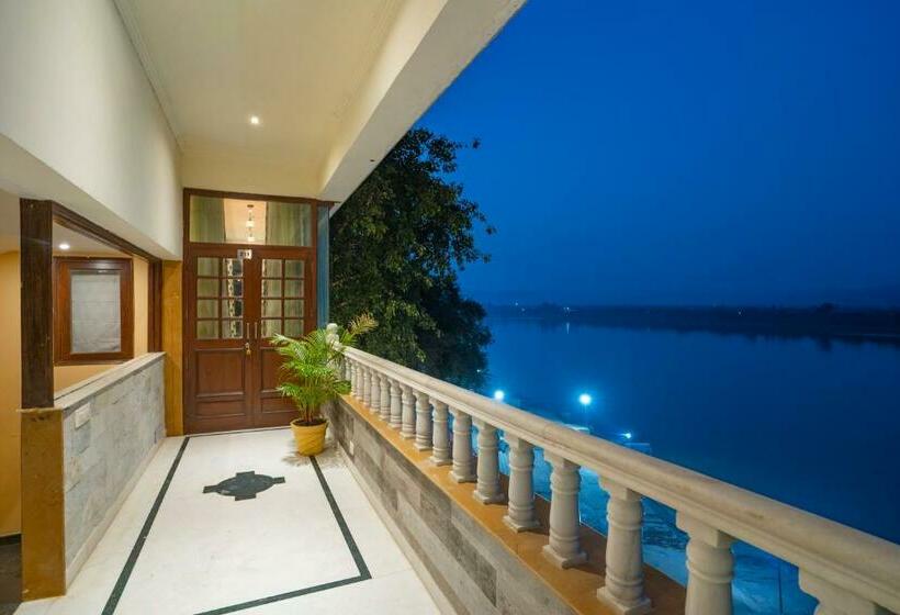 בית מלון כפרי Narmade River View Resort