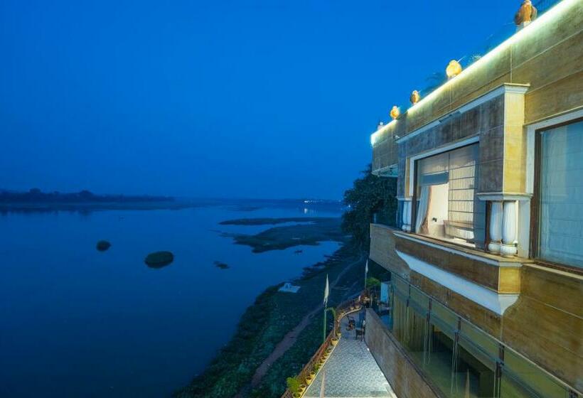 בית מלון כפרי Narmade River View Resort