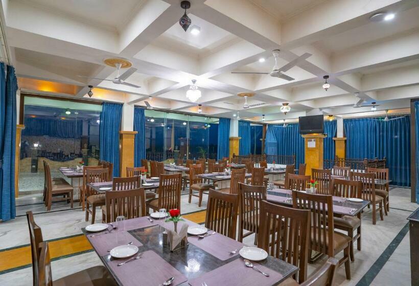 בית מלון כפרי Narmade River View Resort